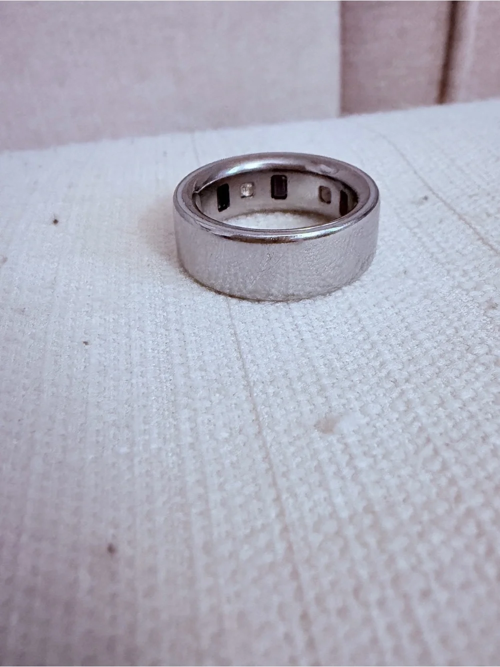Oura Ring 4 size 8 - Silver with Charging Dock